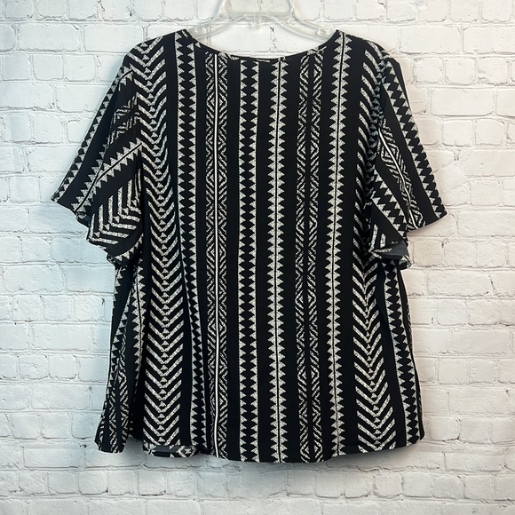 BloomChic Black & White Geometric Print Ruffle Sleeve Button Detail Top Size 12 - Picture 9 of 9